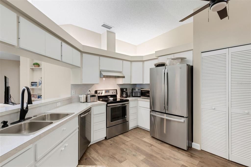 Active With Contract: $325,000 (2 beds, 2 baths, 1531 Square Feet)