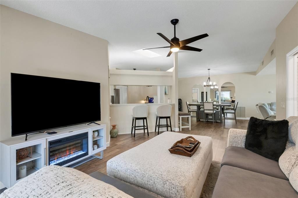 Active With Contract: $325,000 (2 beds, 2 baths, 1531 Square Feet)