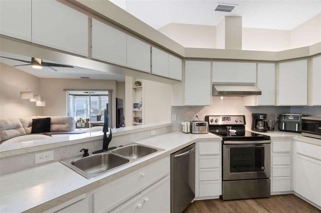 Active With Contract: $325,000 (2 beds, 2 baths, 1531 Square Feet)