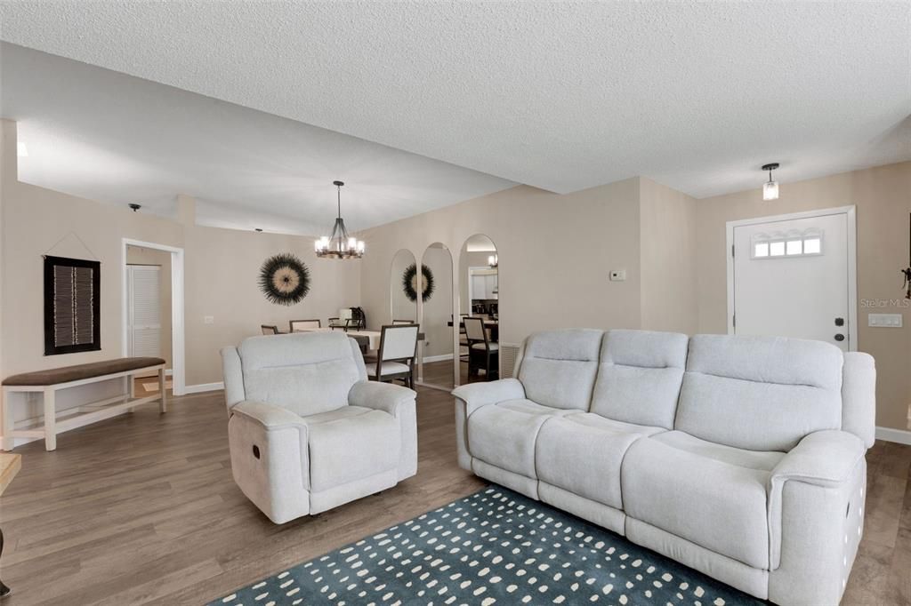 Active With Contract: $325,000 (2 beds, 2 baths, 1531 Square Feet)