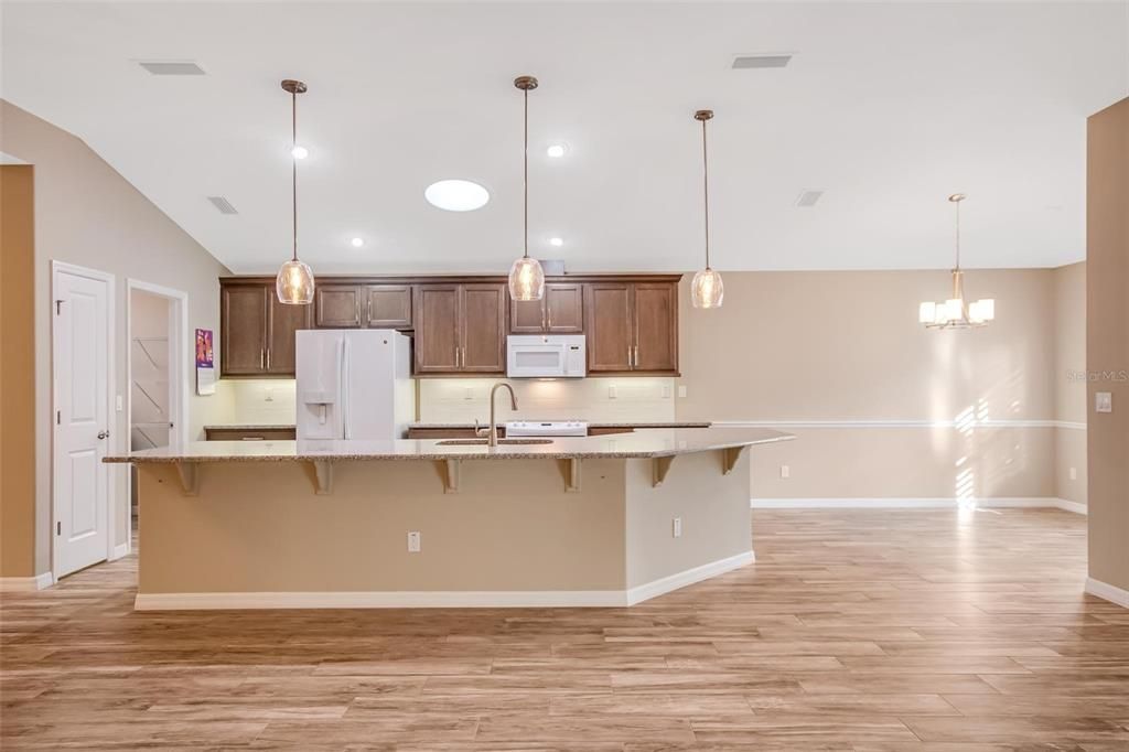 Activo con contrato: $2,500 (3 camas, 2 baños, 1738 Pies cuadrados)