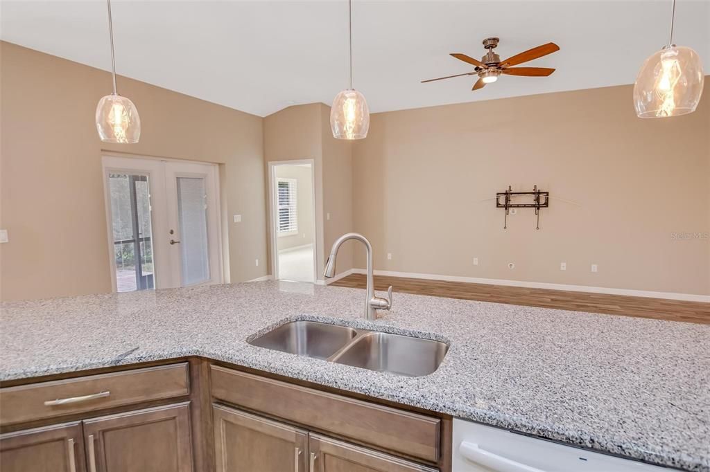 Activo con contrato: $2,500 (3 camas, 2 baños, 1738 Pies cuadrados)