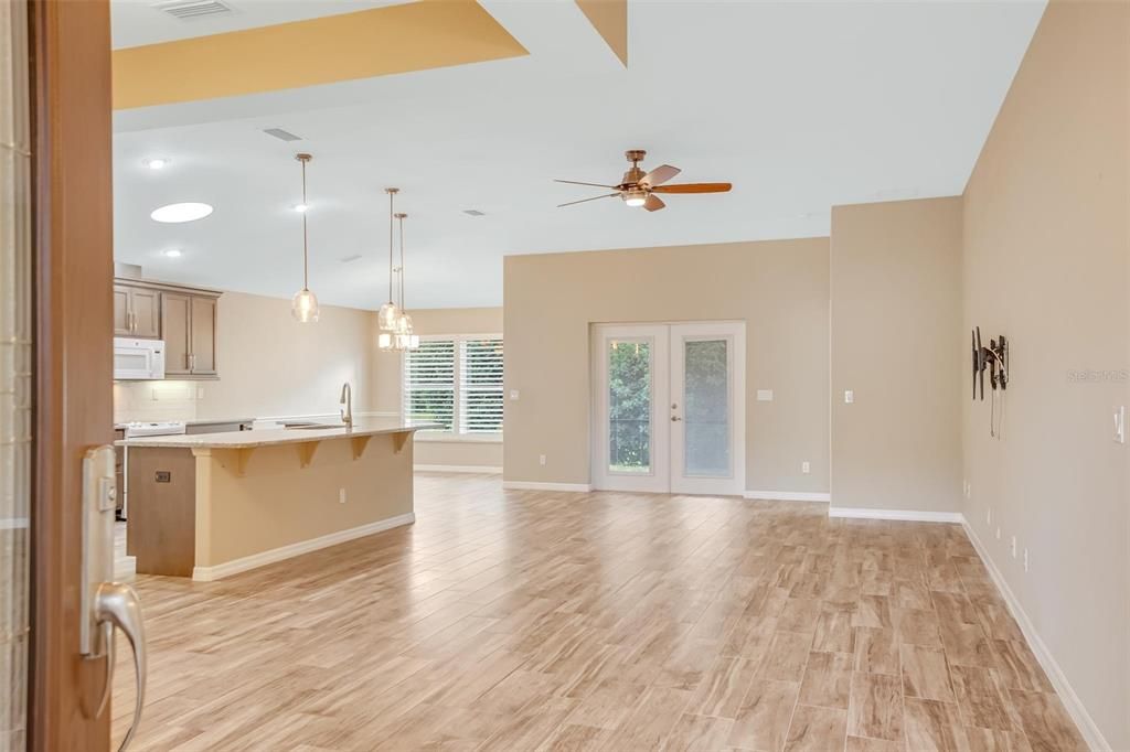 Activo con contrato: $2,500 (3 camas, 2 baños, 1738 Pies cuadrados)