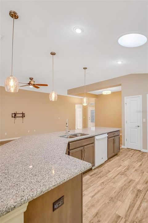 Activo con contrato: $2,500 (3 camas, 2 baños, 1738 Pies cuadrados)