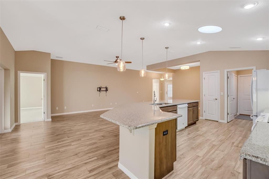 Activo con contrato: $2,500 (3 camas, 2 baños, 1738 Pies cuadrados)