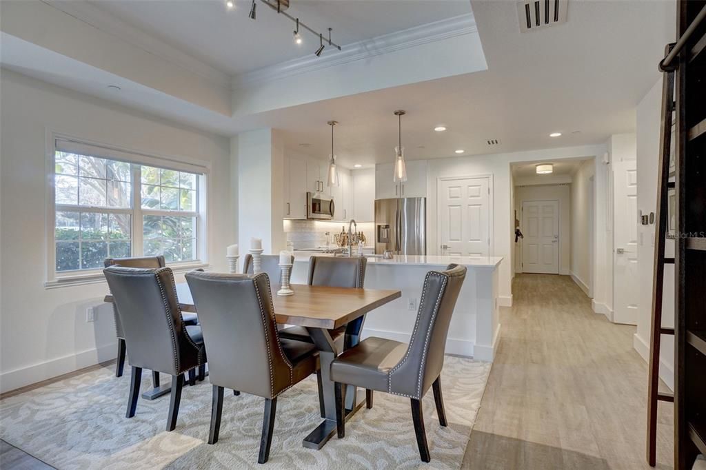 合同活跃: $298,750 (3 贝兹, 3 浴室, 1755 平方英尺)