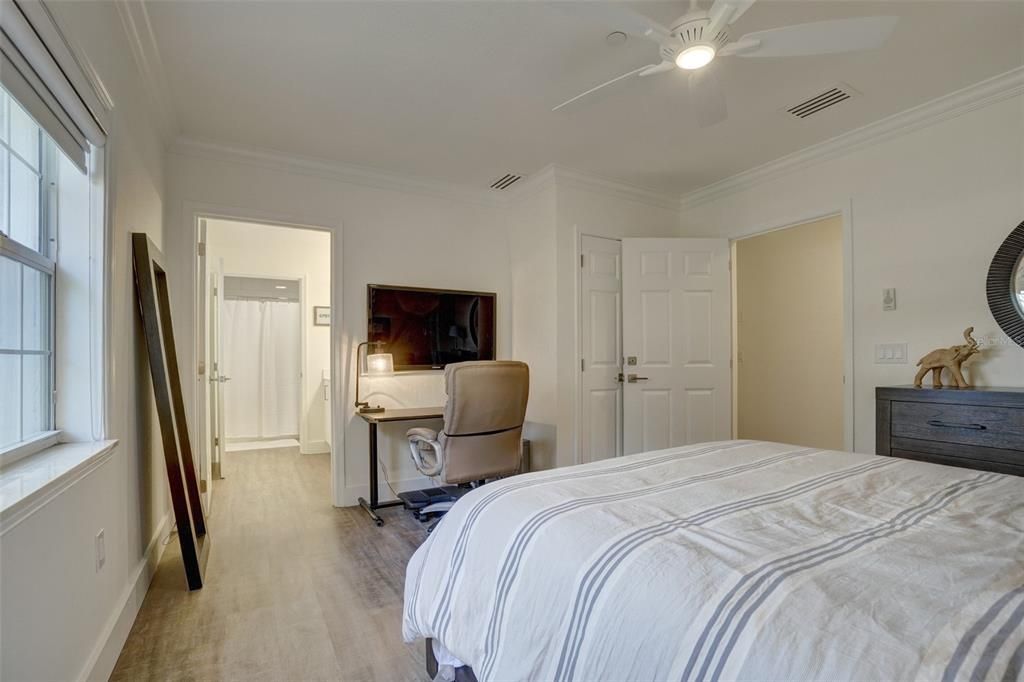 合同活跃: $298,750 (3 贝兹, 3 浴室, 1755 平方英尺)