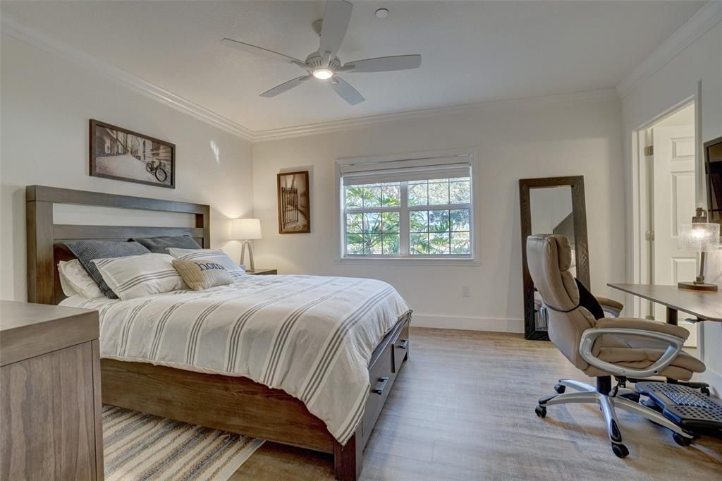 合同活跃: $298,750 (3 贝兹, 3 浴室, 1755 平方英尺)