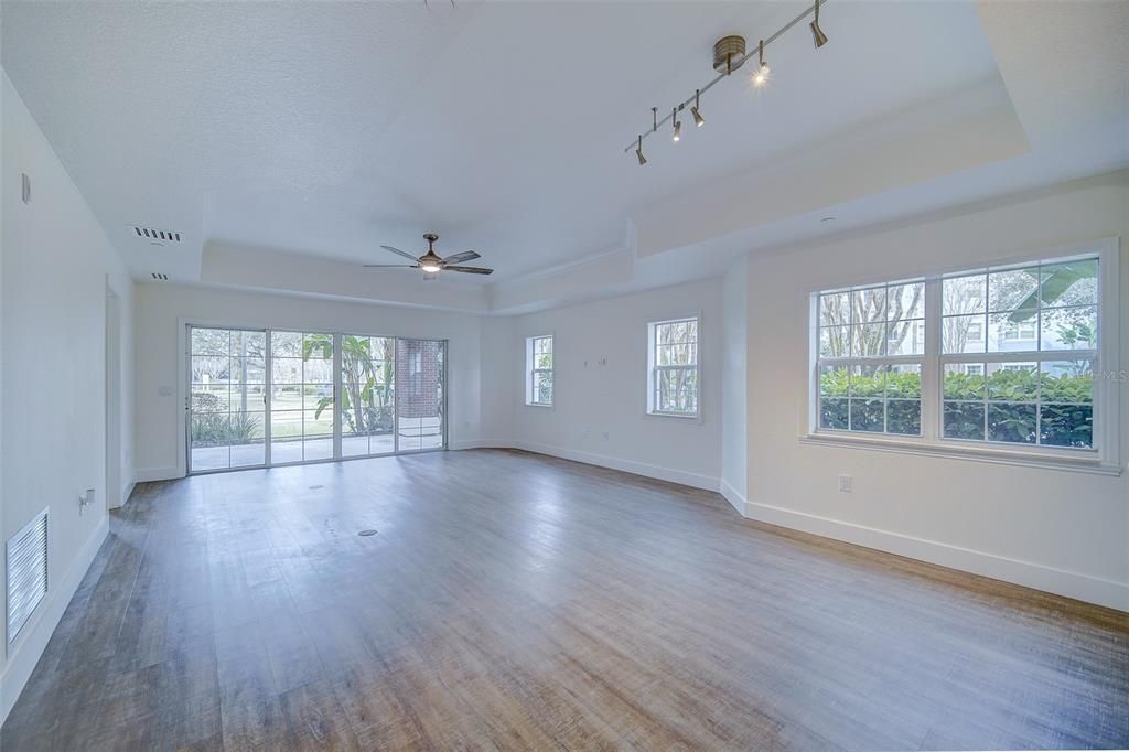 合同活跃: $298,750 (3 贝兹, 3 浴室, 1755 平方英尺)