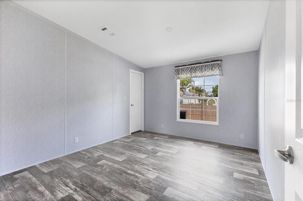 Под контрактом: $214,900 (3 спален, 2 ванн, 1378 Квадратных фут)