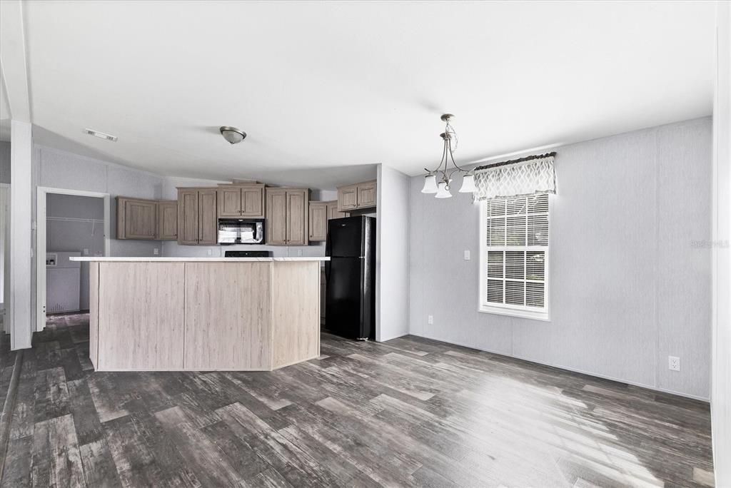 Под контрактом: $214,900 (3 спален, 2 ванн, 1378 Квадратных фут)