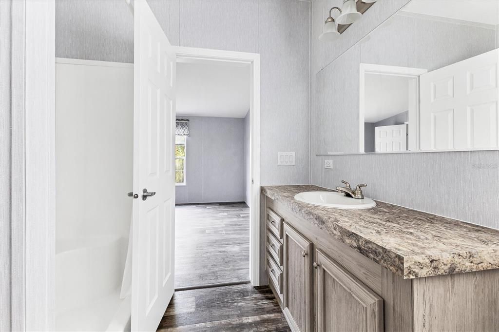 Под контрактом: $214,900 (3 спален, 2 ванн, 1378 Квадратных фут)