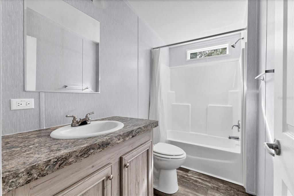 Под контрактом: $214,900 (3 спален, 2 ванн, 1378 Квадратных фут)