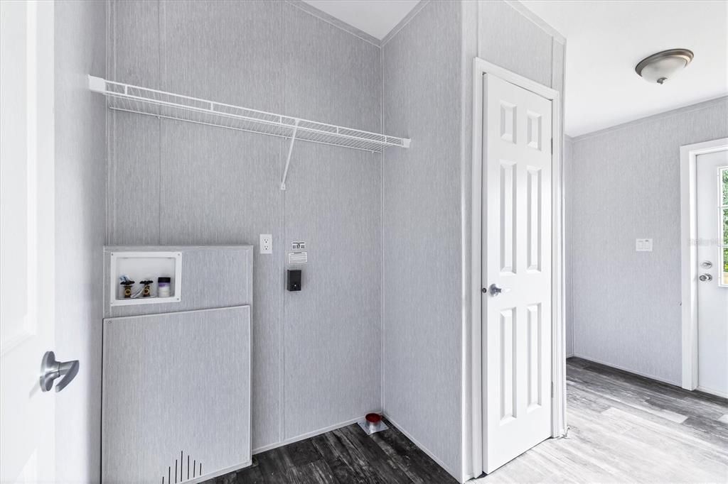 Под контрактом: $214,900 (3 спален, 2 ванн, 1378 Квадратных фут)