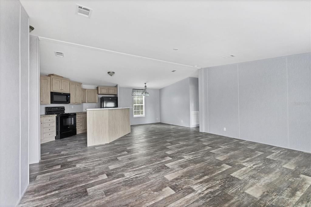 Под контрактом: $214,900 (3 спален, 2 ванн, 1378 Квадратных фут)