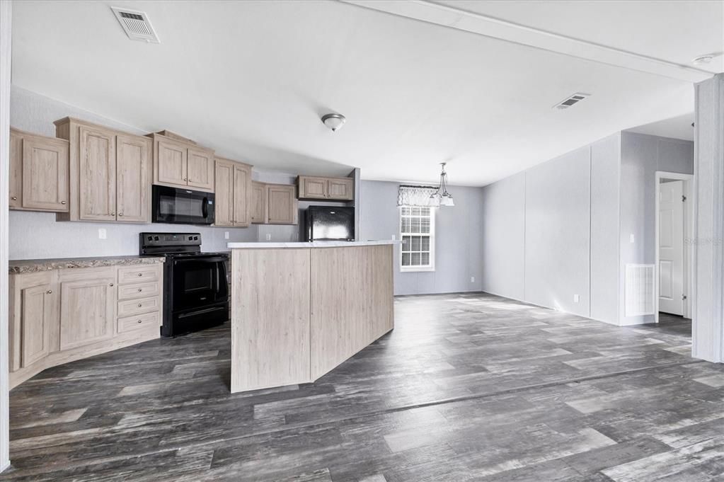 Под контрактом: $214,900 (3 спален, 2 ванн, 1378 Квадратных фут)