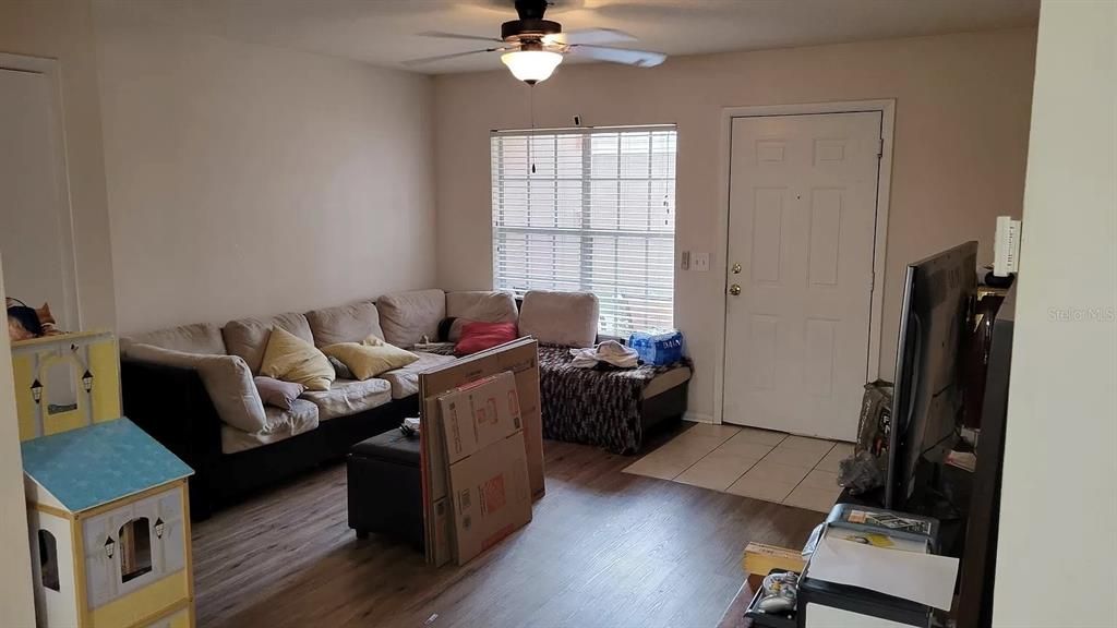 For Rent: $1,599 (2 beds, 1 baths, 937 Square Feet)