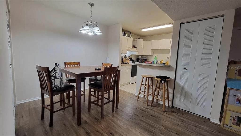 For Rent: $1,599 (2 beds, 1 baths, 937 Square Feet)