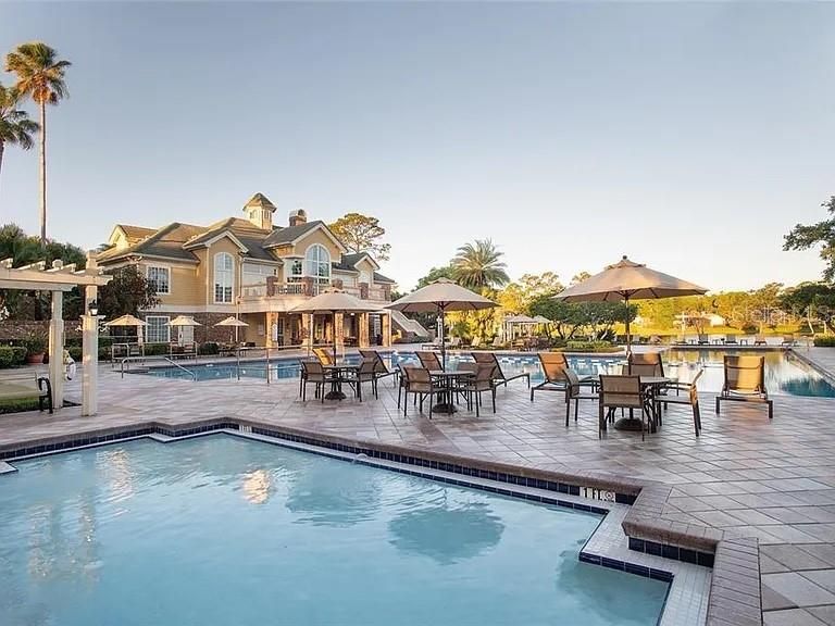 合同活跃: $1,069,900 (4 贝兹, 4 浴室, 3796 平方英尺)