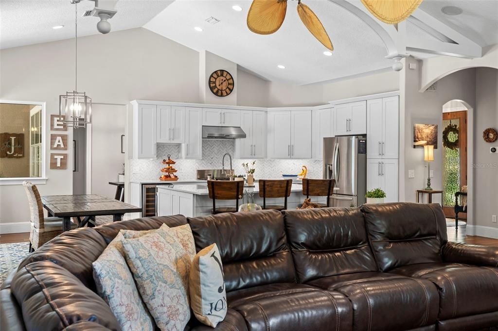 合同活跃: $1,069,900 (4 贝兹, 4 浴室, 3796 平方英尺)