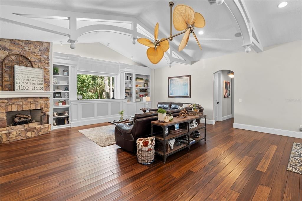 合同活跃: $1,069,900 (4 贝兹, 4 浴室, 3796 平方英尺)