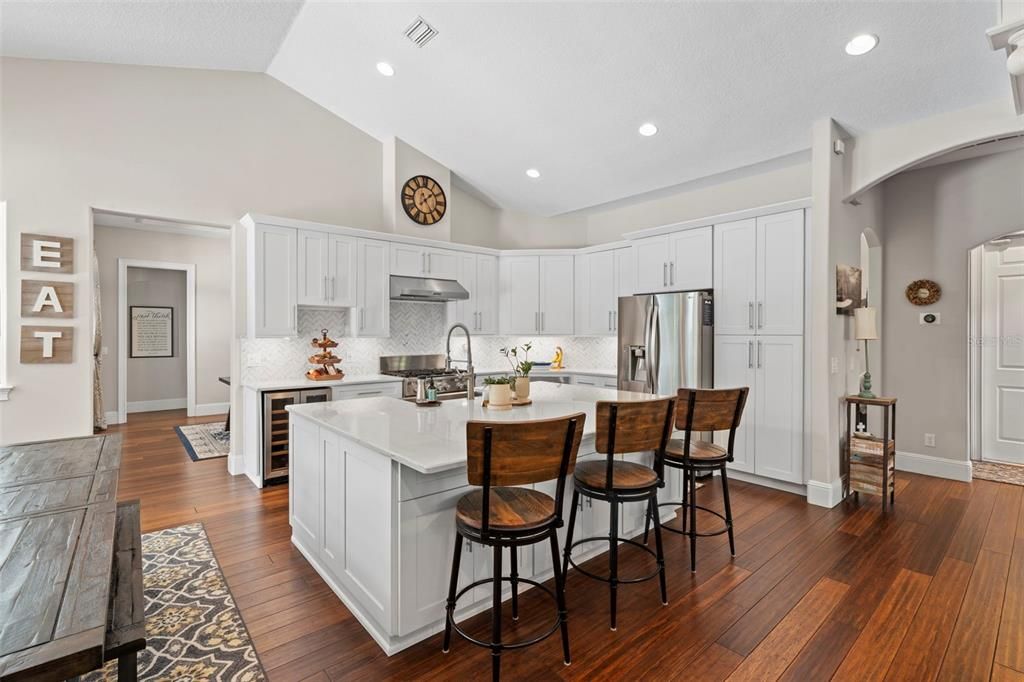 合同活跃: $1,069,900 (4 贝兹, 4 浴室, 3796 平方英尺)