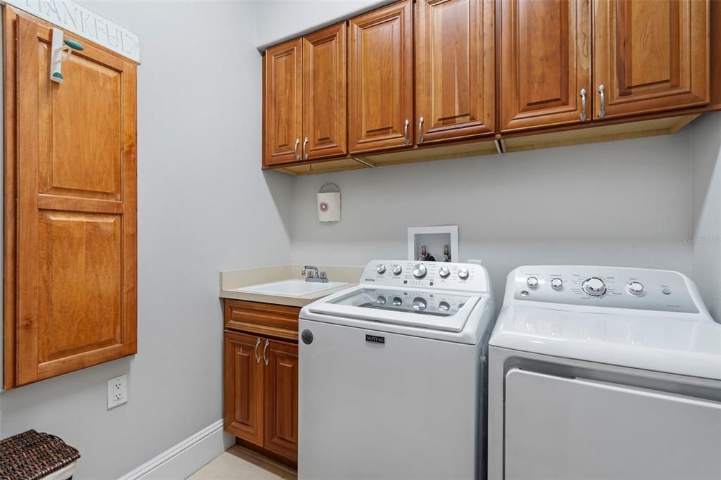 合同活跃: $1,069,900 (4 贝兹, 4 浴室, 3796 平方英尺)