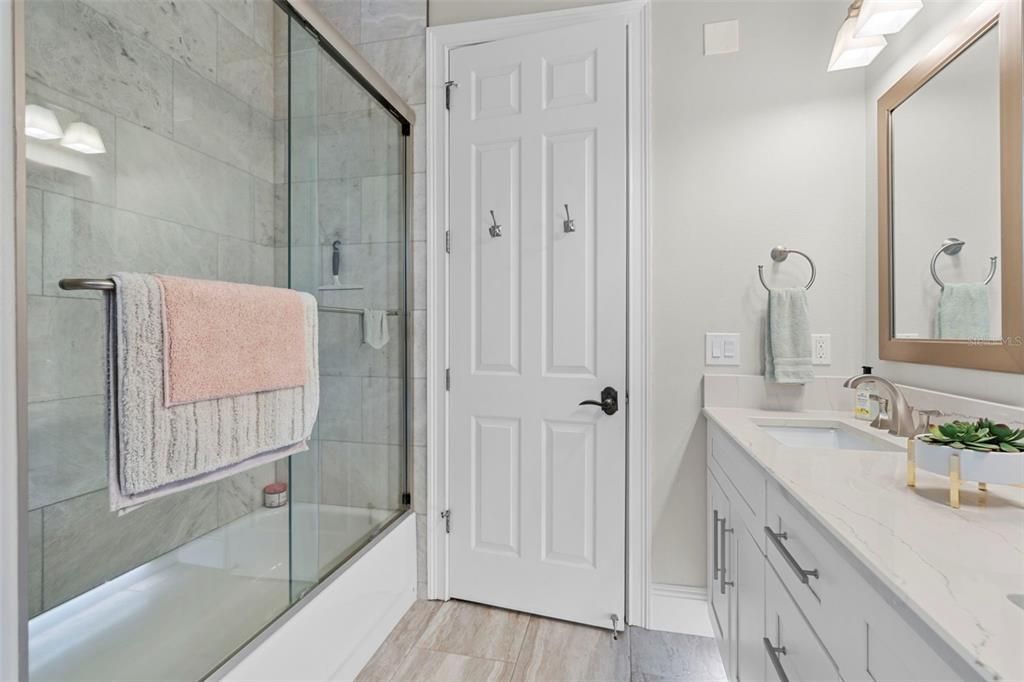 合同活跃: $1,069,900 (4 贝兹, 4 浴室, 3796 平方英尺)