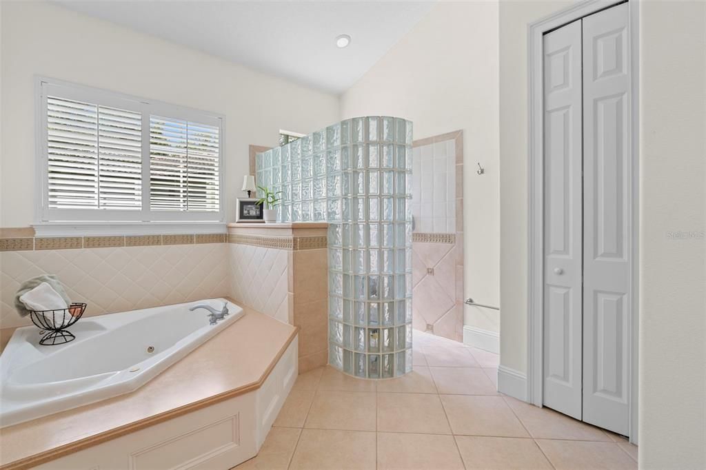 合同活跃: $1,069,900 (4 贝兹, 4 浴室, 3796 平方英尺)