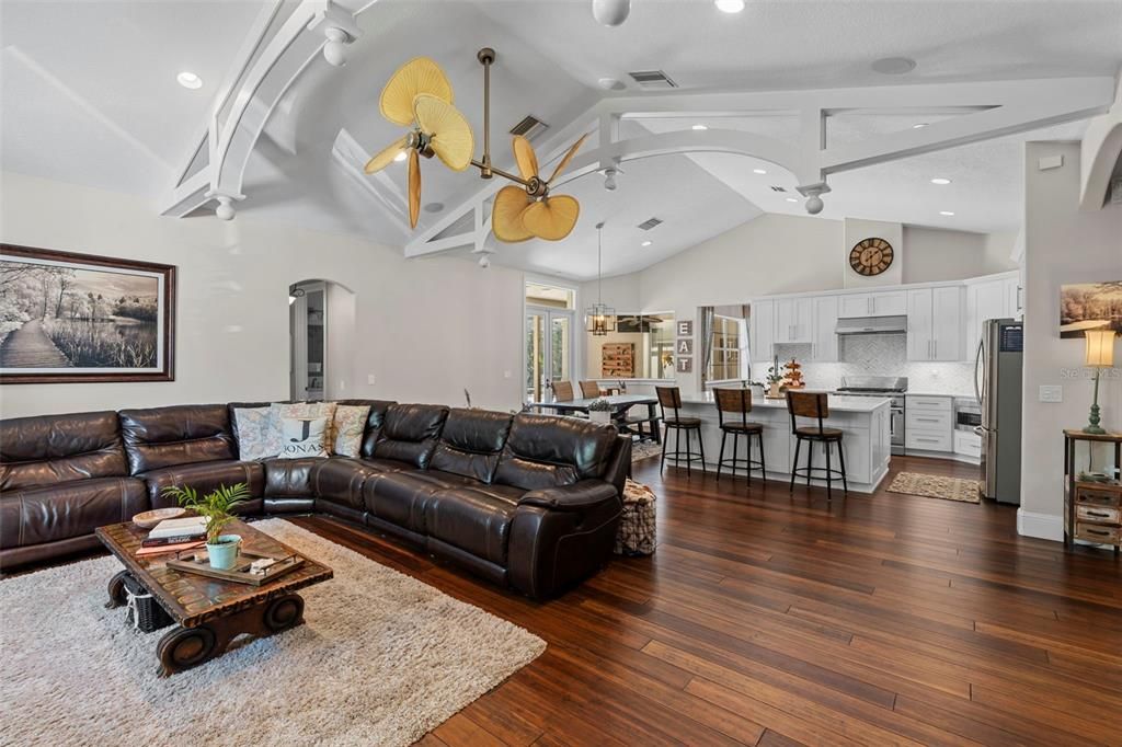 合同活跃: $1,069,900 (4 贝兹, 4 浴室, 3796 平方英尺)