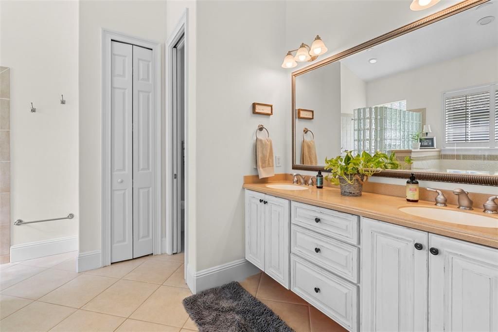 合同活跃: $1,069,900 (4 贝兹, 4 浴室, 3796 平方英尺)