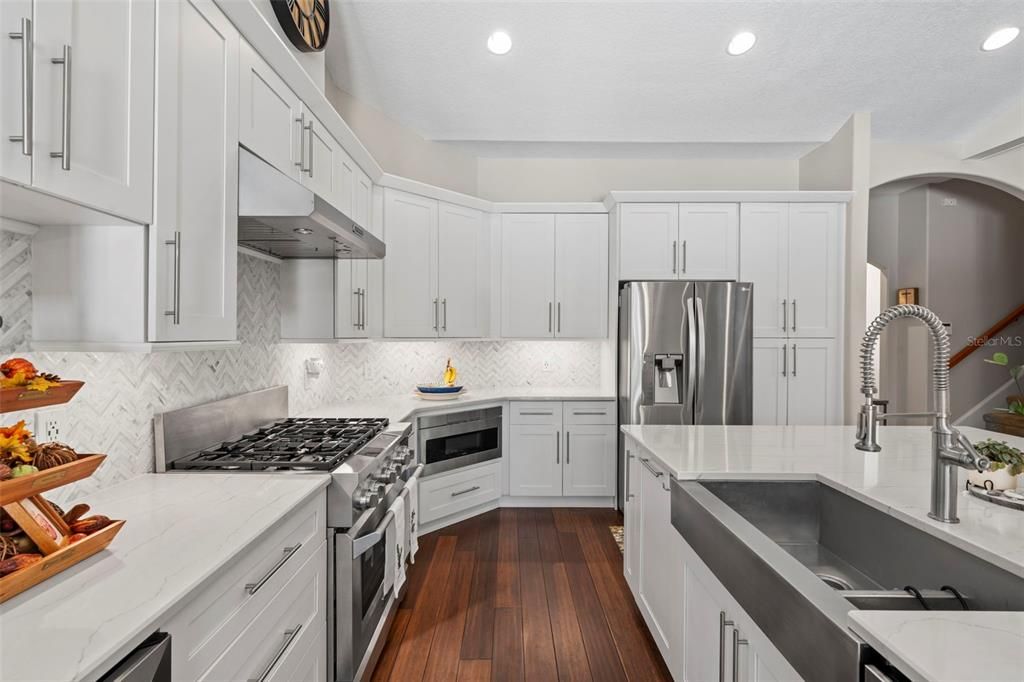 合同活跃: $1,069,900 (4 贝兹, 4 浴室, 3796 平方英尺)