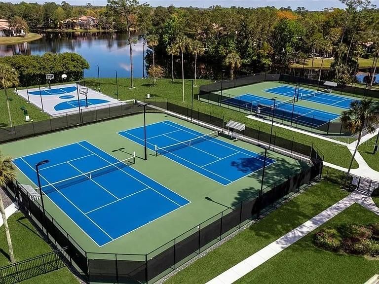 合同活跃: $1,069,900 (4 贝兹, 4 浴室, 3796 平方英尺)