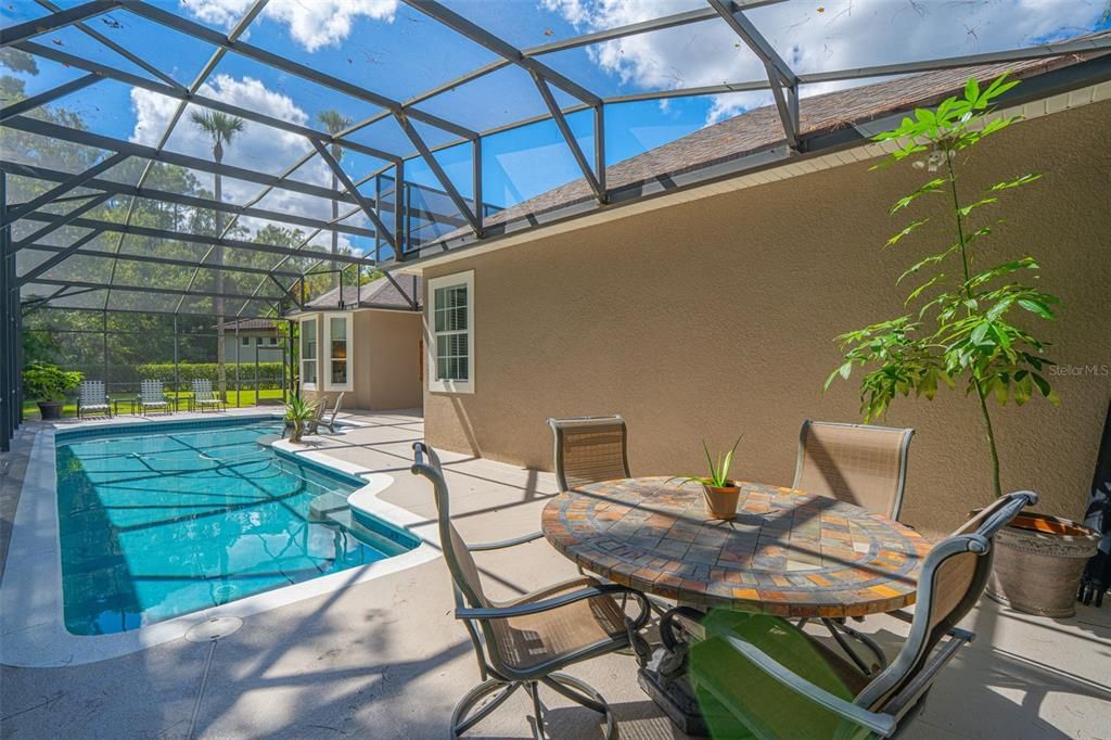 合同活跃: $1,069,900 (4 贝兹, 4 浴室, 3796 平方英尺)