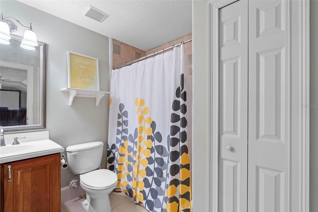 合同活跃: $1,069,900 (4 贝兹, 4 浴室, 3796 平方英尺)