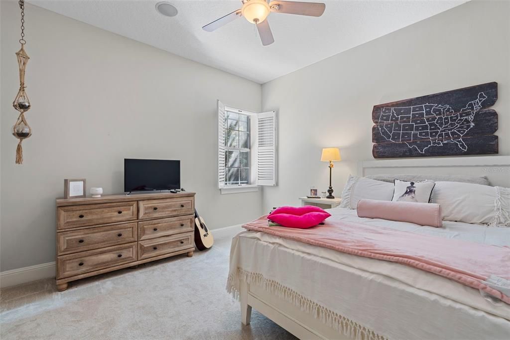 合同活跃: $1,069,900 (4 贝兹, 4 浴室, 3796 平方英尺)