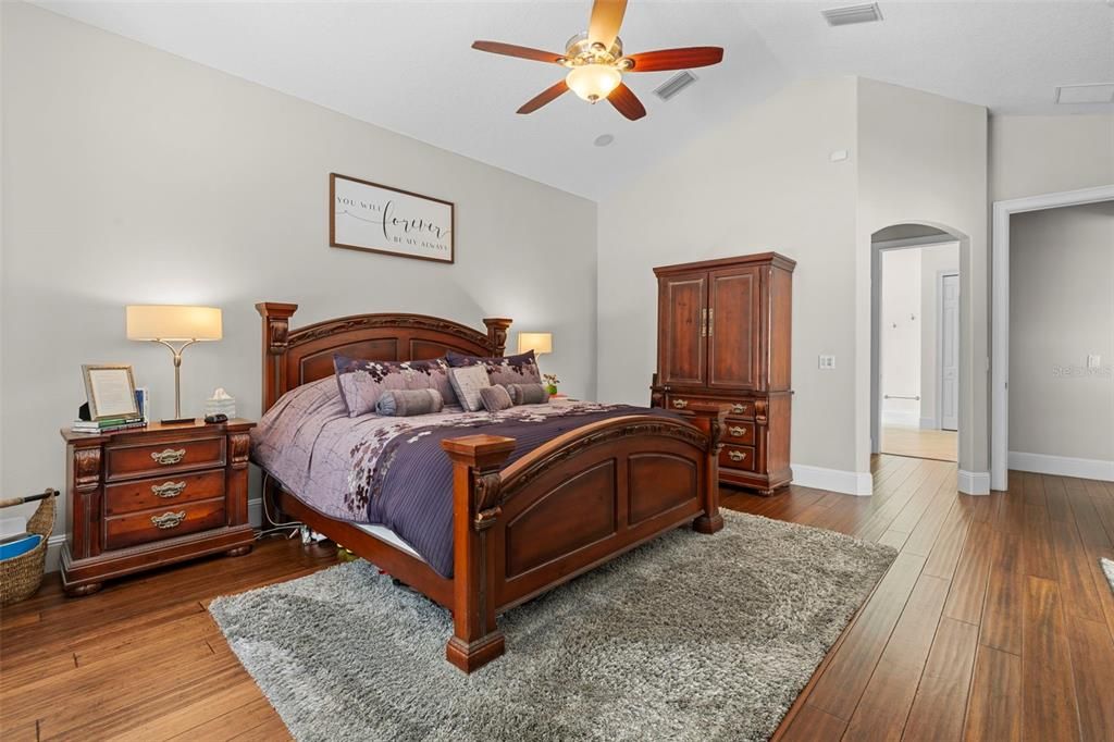 合同活跃: $1,069,900 (4 贝兹, 4 浴室, 3796 平方英尺)