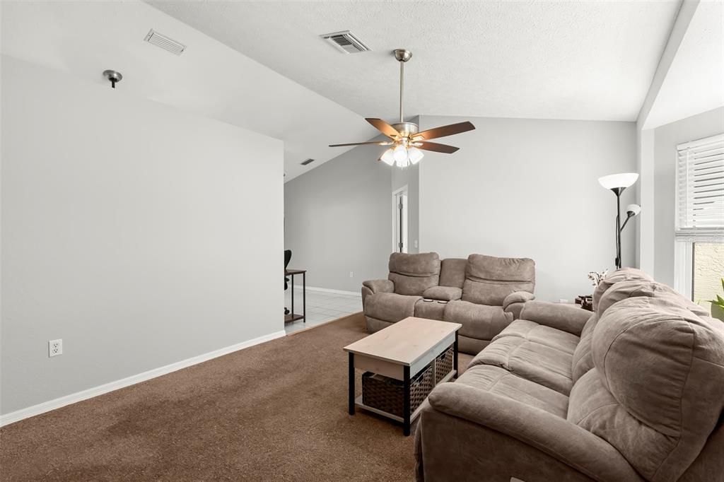 Activo con contrato: $274,900 (2 camas, 2 baños, 1093 Pies cuadrados)