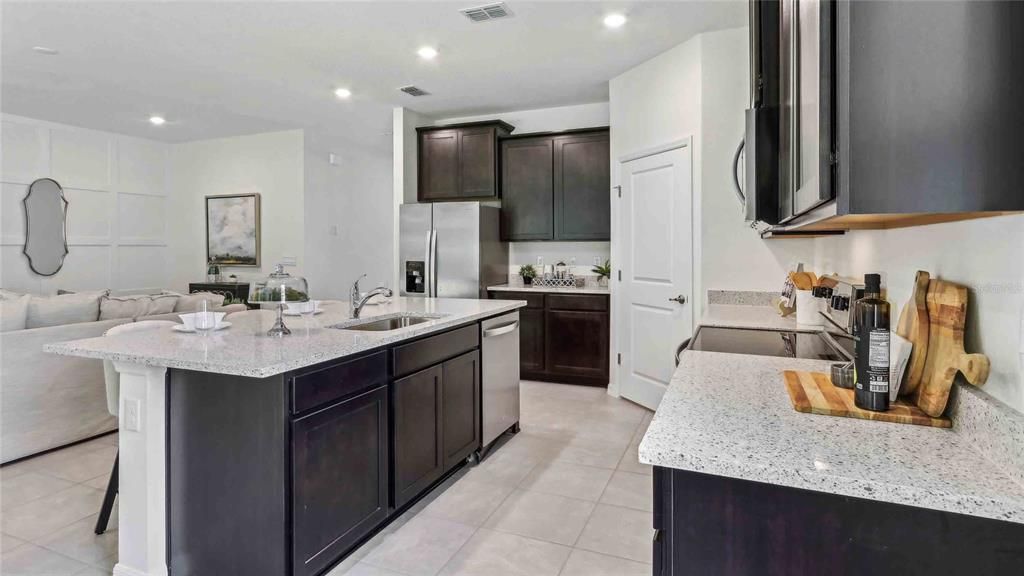 合同活跃: $347,990 (4 贝兹, 2 浴室, 2034 平方英尺)