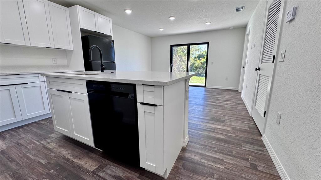 待售: $515,000 (6 贝兹, 0 浴室, 2200 平方英尺)