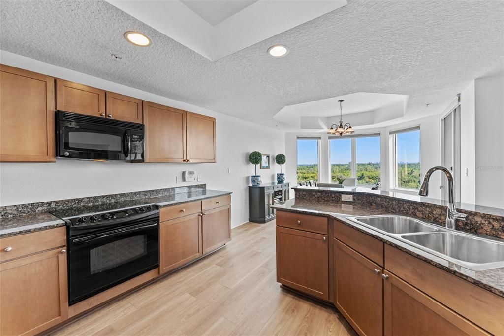 For Sale: $400,000 (2 beds, 2 baths, 1600 Square Feet)