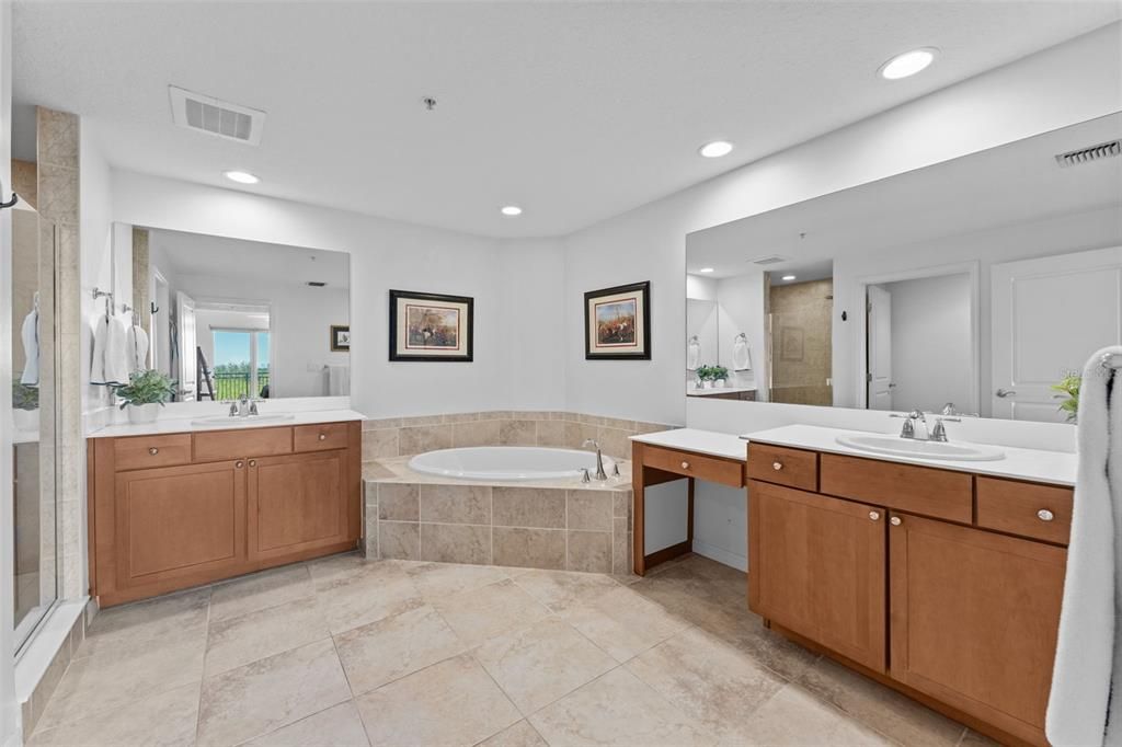 For Sale: $400,000 (2 beds, 2 baths, 1600 Square Feet)