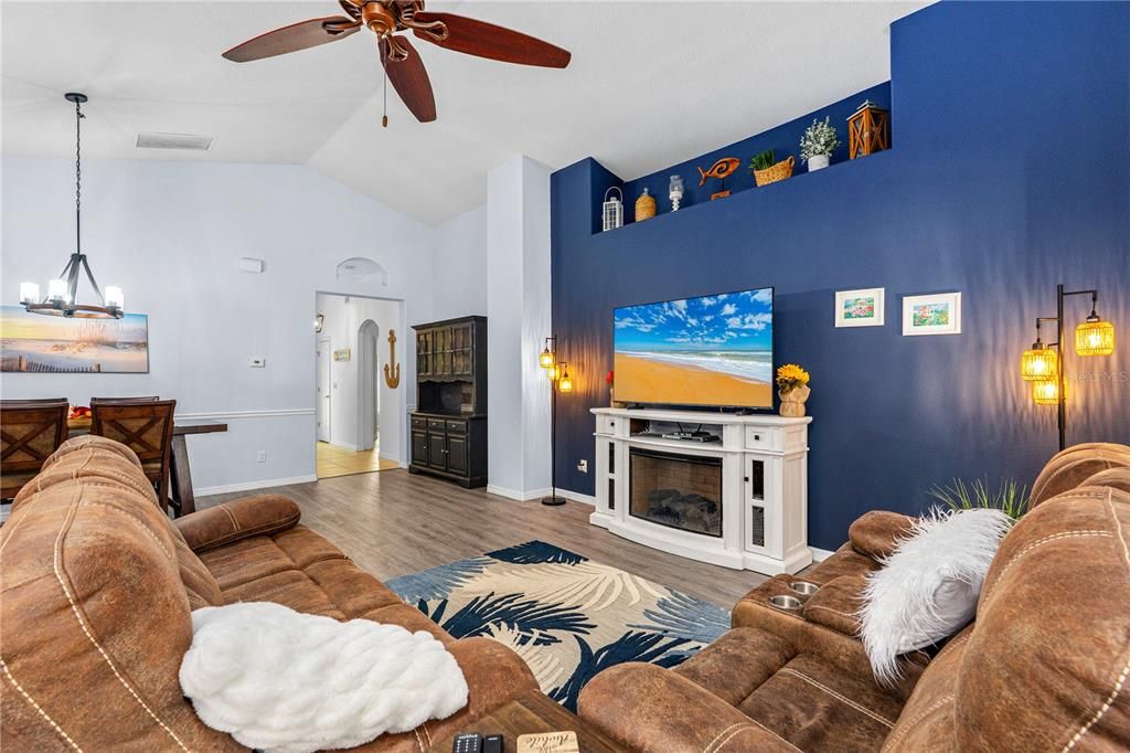 На продажу: $394,900 (3 спален, 2 ванн, 2077 Квадратных фут)