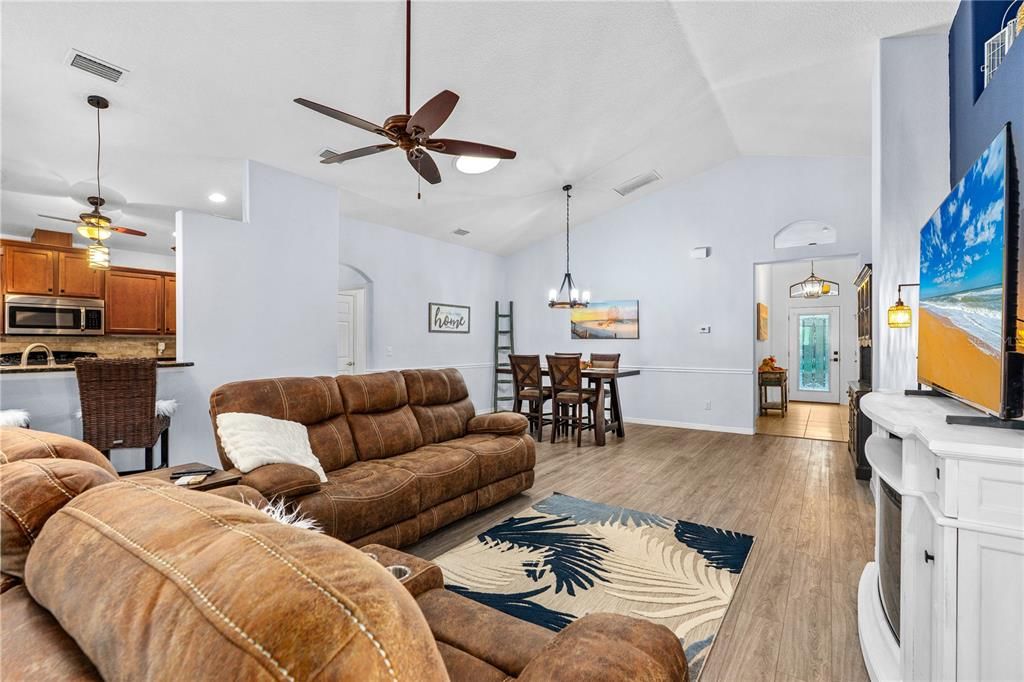 На продажу: $394,900 (3 спален, 2 ванн, 2077 Квадратных фут)