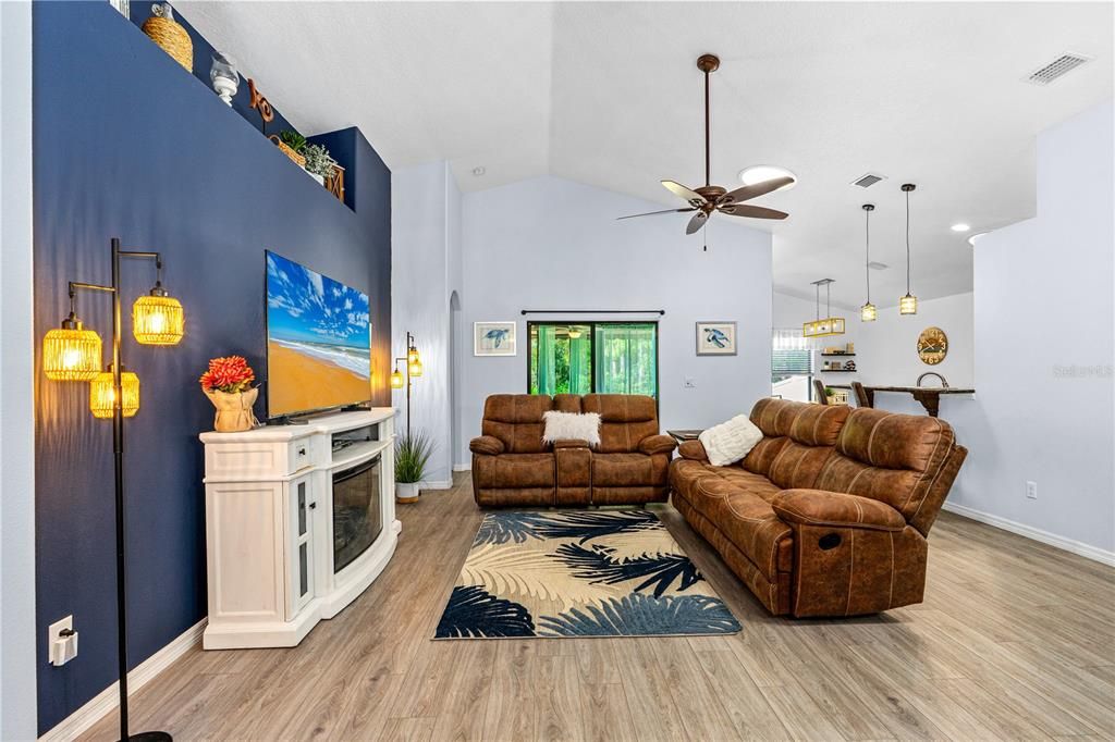 На продажу: $394,900 (3 спален, 2 ванн, 2077 Квадратных фут)