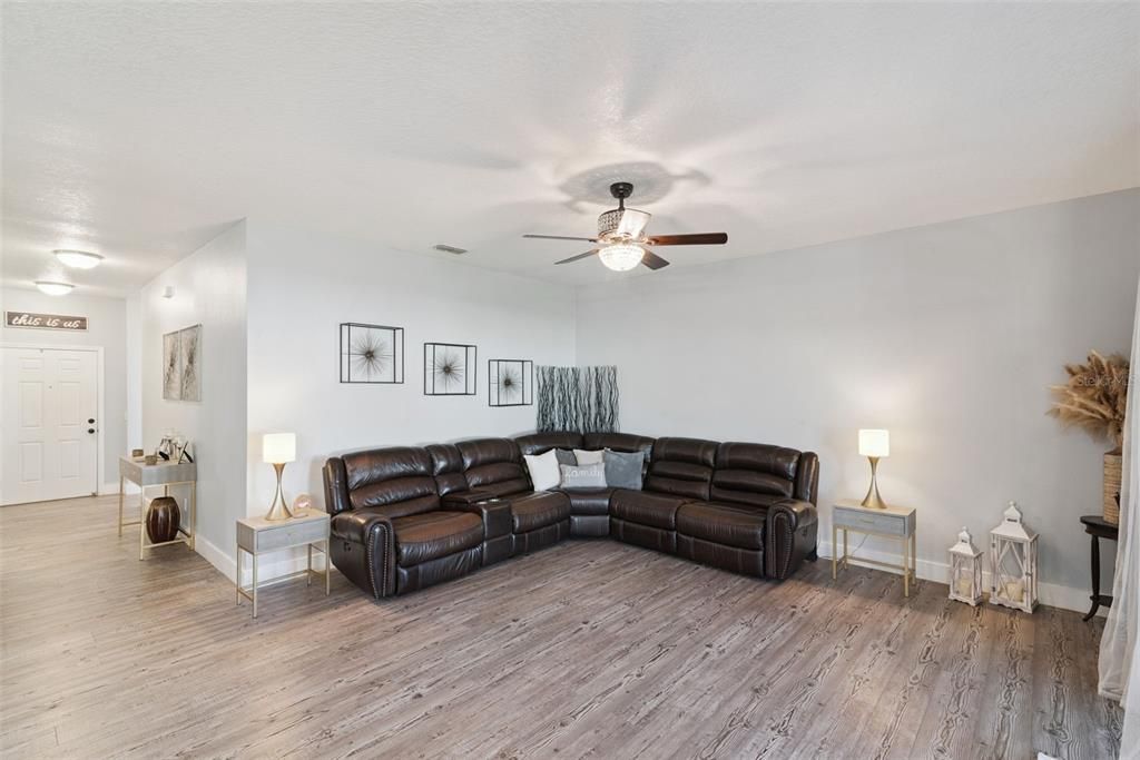 На продажу: $385,000 (3 спален, 2 ванн, 1679 Квадратных фут)