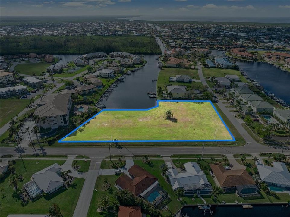 待售: $2,275,000 (2.44 acres)