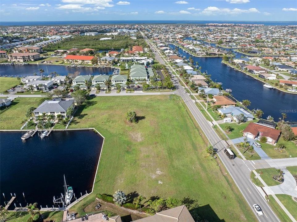 待售: $2,275,000 (2.44 acres)