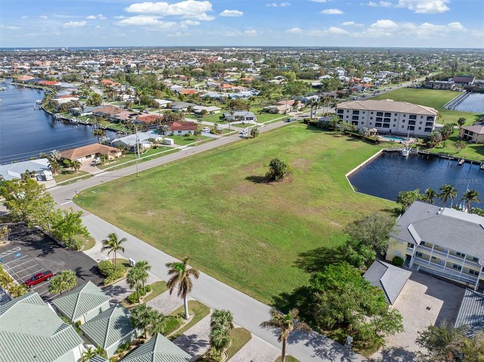 待售: $2,275,000 (2.44 acres)