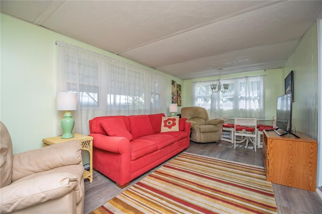 На продажу: $115,000 (2 спален, 1 ванн, 672 Квадратных фут)